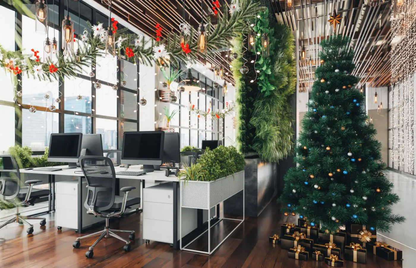 Bureau moderne décoré avec un sapin de Noël, des guirlandes lumineuses et des plantes, créant une ambiance festive et professionnelle.