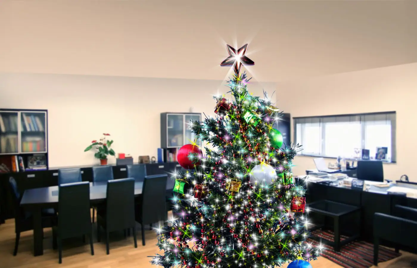 Grand sapin de Noël décoré avec des lumières scintillantes et des ornements colorés dans un bureau professionnel.
