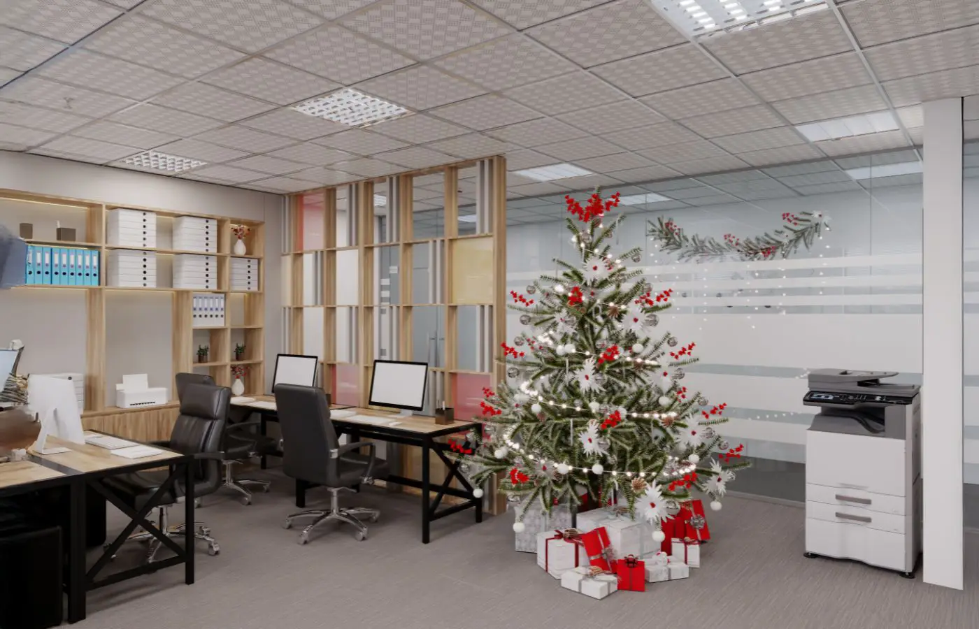Bureau moderne décoré avec un sapin de Noël, des guirlandes lumineuses et des cadeaux, créant une atmosphère festive et professionnelle.
